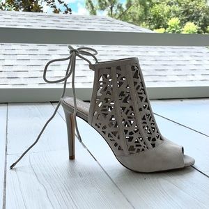 9.5 Gianni Bini Silver heels (never worn)